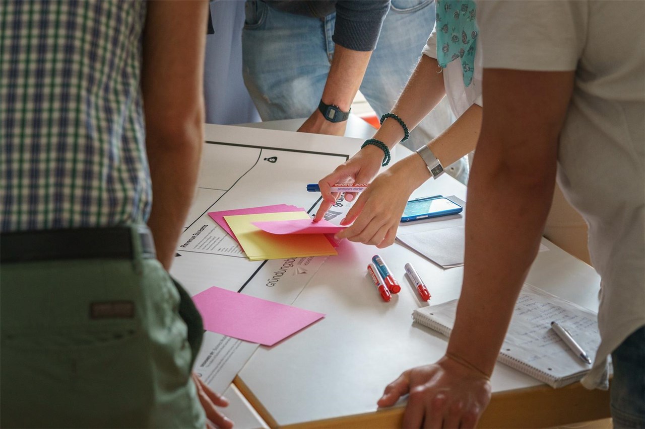 Brainstorming auf einem Tisch