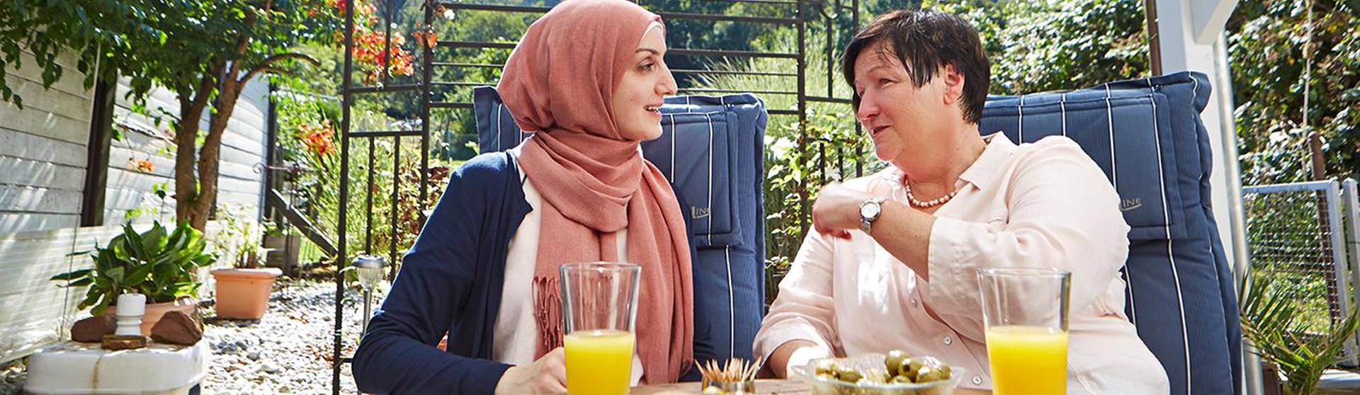 zwei Menschen am Tisch