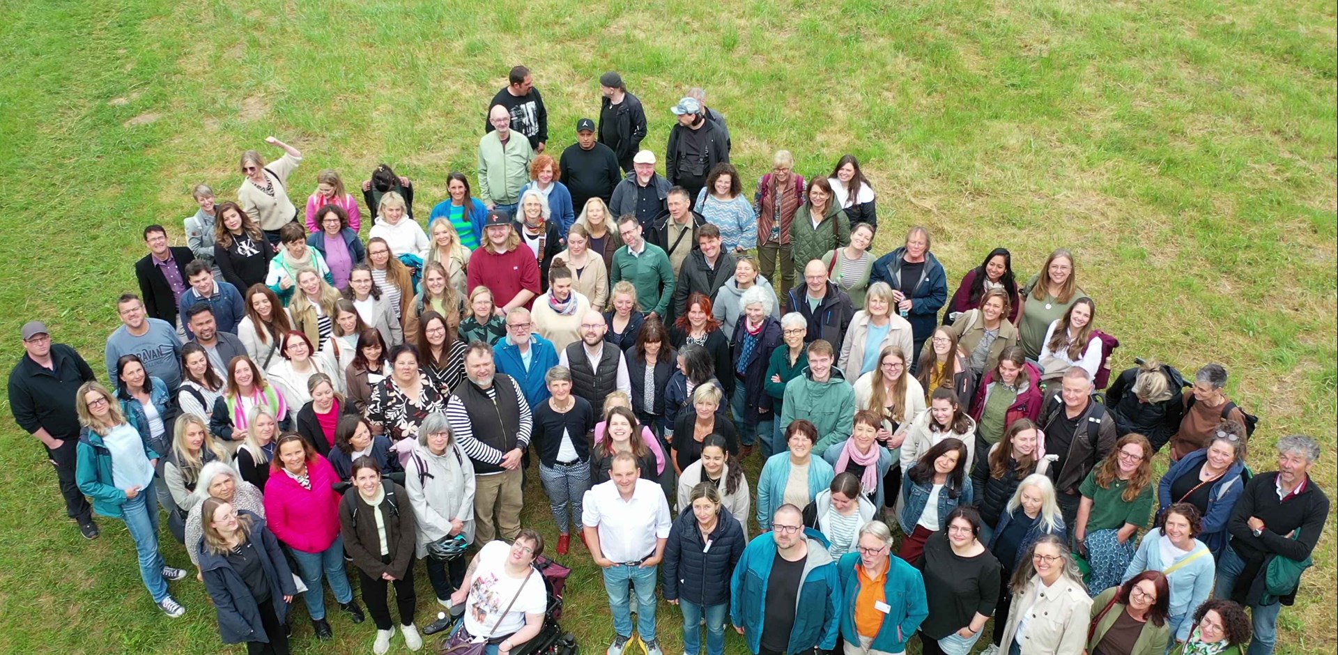 Mehrere Menschen sind von oben fotografiert.