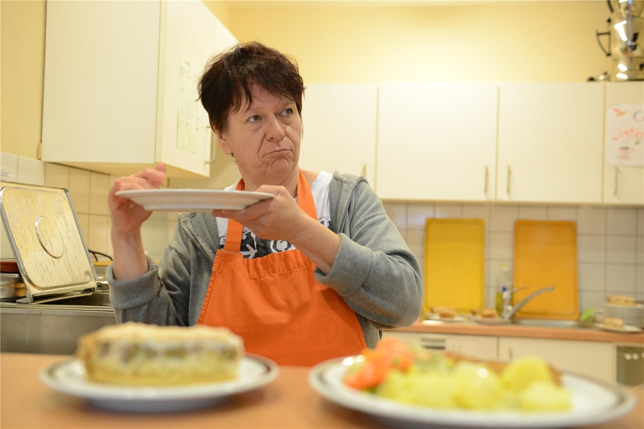 Frau mit Teller Essen in der Hand